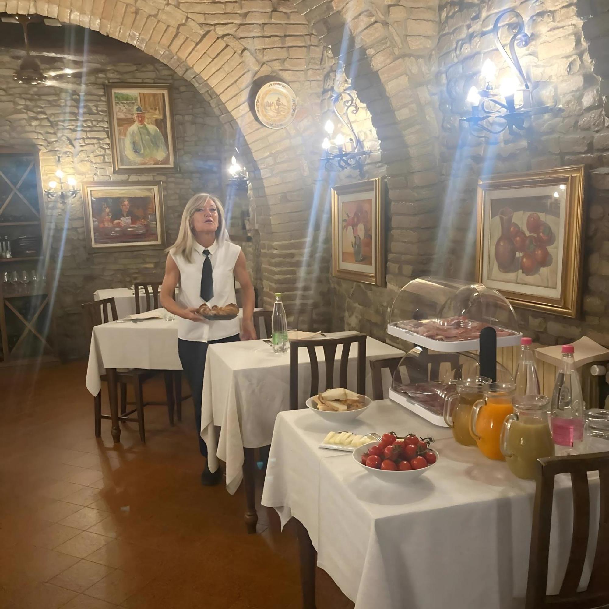 Locanda Il Pino San Gimignano Bagian luar foto