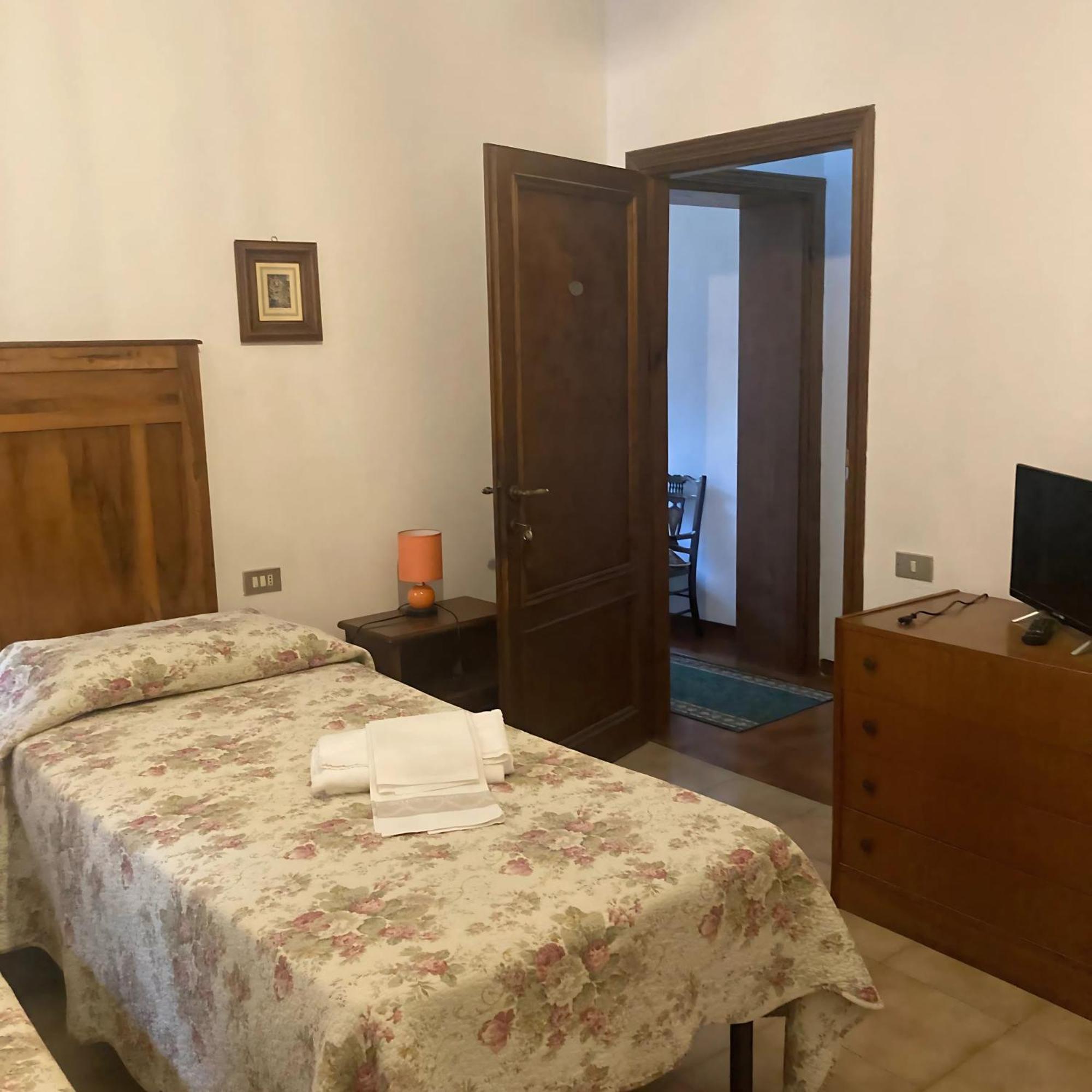 Locanda Il Pino San Gimignano Bagian luar foto
