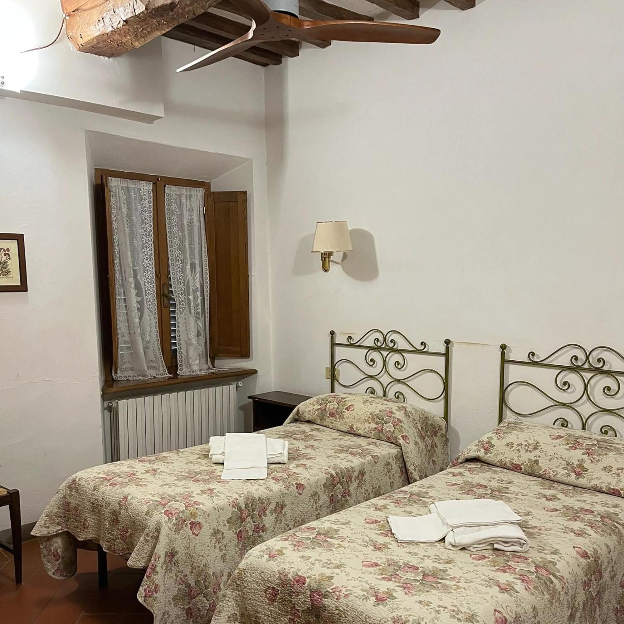 Locanda Il Pino San Gimignano Bagian luar foto