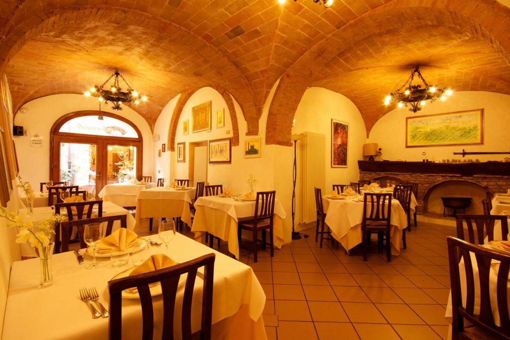 Locanda Il Pino San Gimignano Bagian luar foto