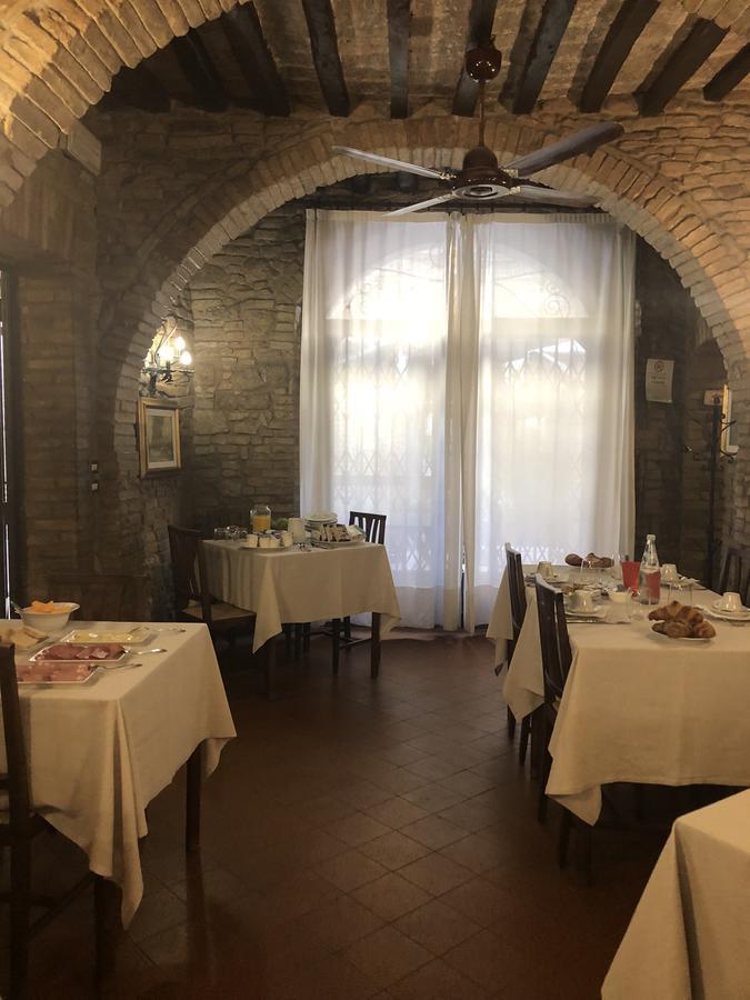 Locanda Il Pino San Gimignano Bagian luar foto