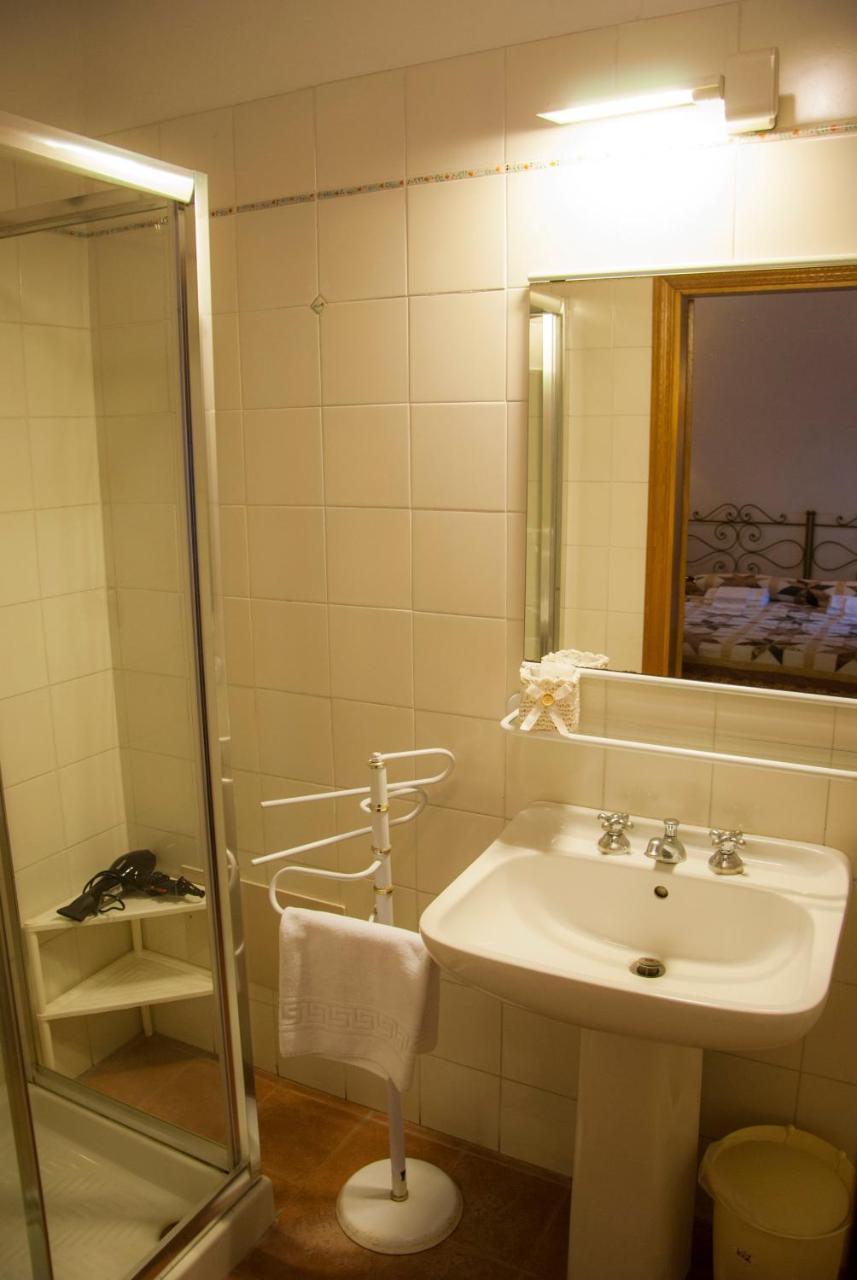 Locanda Il Pino San Gimignano Bagian luar foto