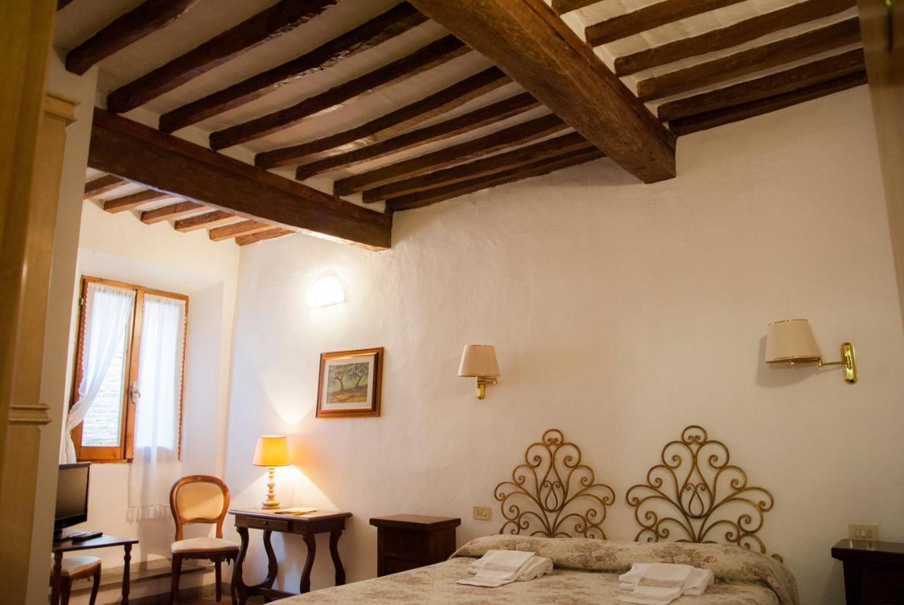 Locanda Il Pino San Gimignano Bagian luar foto